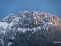 Seitliche Abendsonne an der frisch verschneiten Scheibenwand